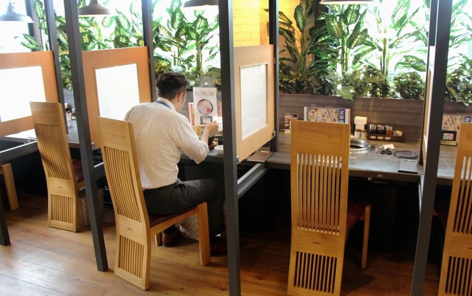 Đi ăn một mình